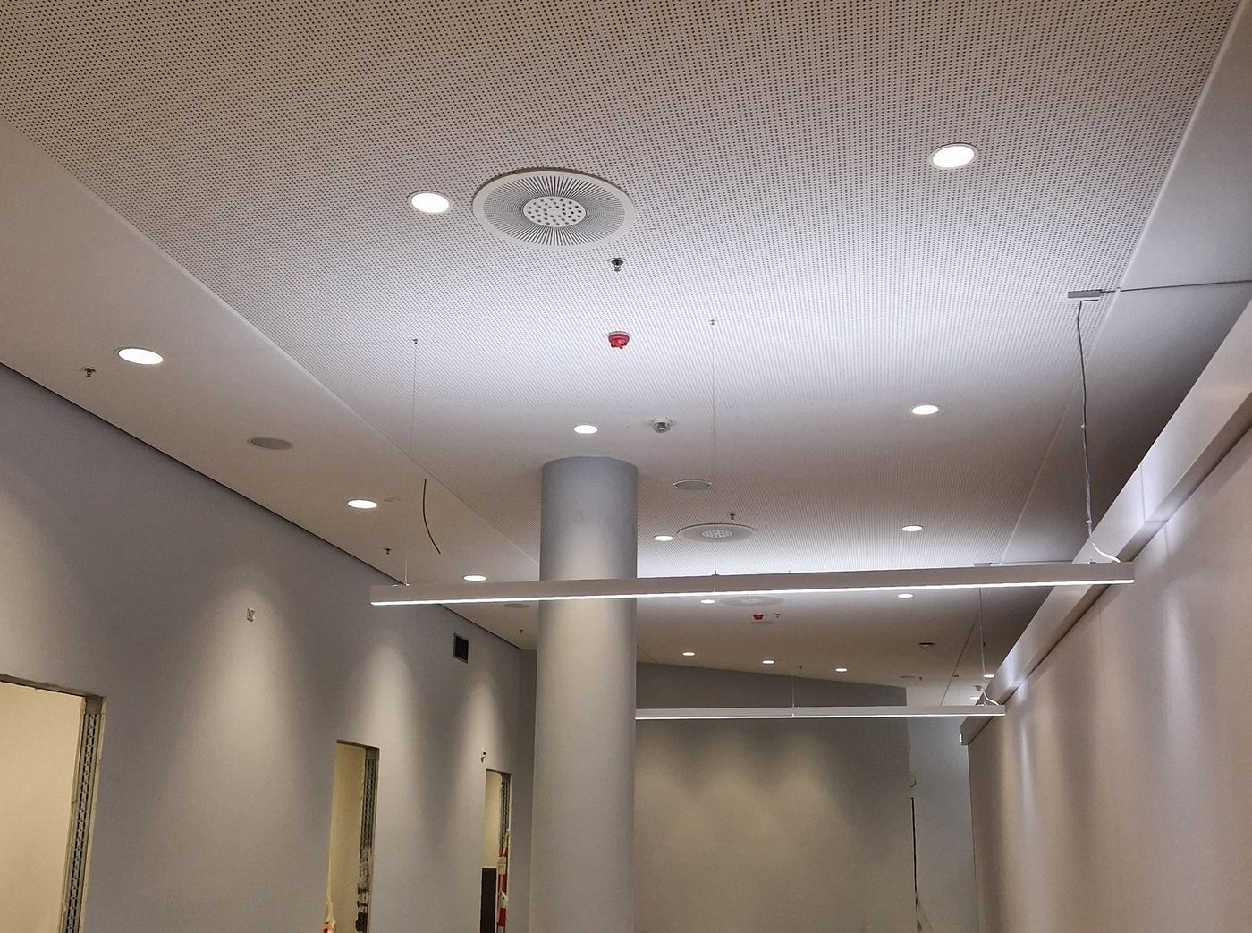Fertige Decke mit ausgerichteten Meldern, Lautsprechern und Sprinklern