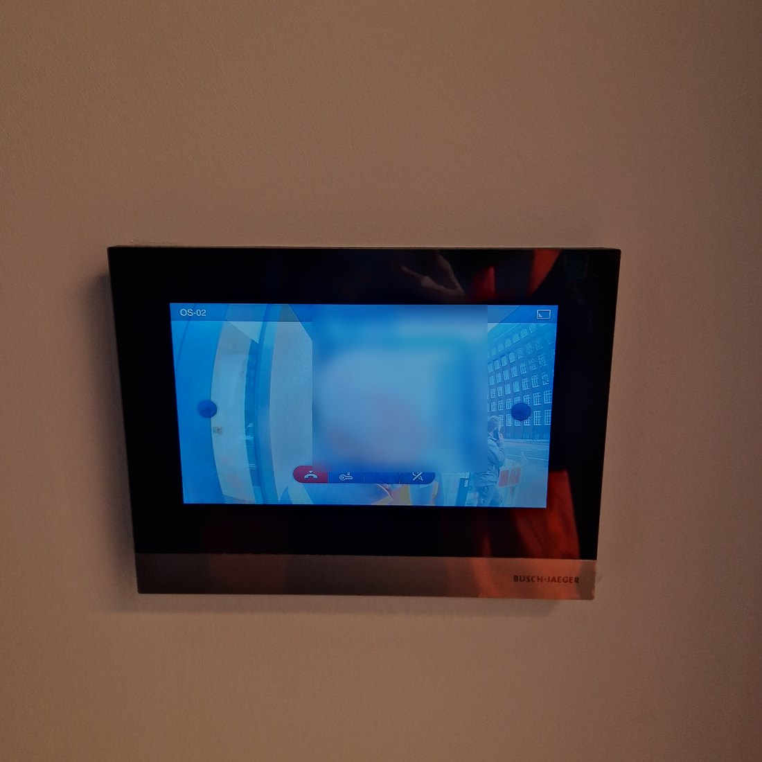 Video-Innenstation in einer Wohnung; auf dem Display läuft das Kamerabild der Türstation